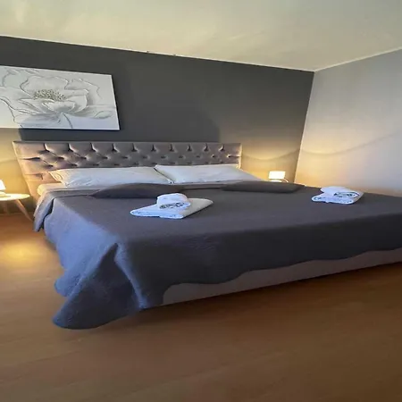 アパート Elegant With Garden Terrace - Two Bedroom トロギール