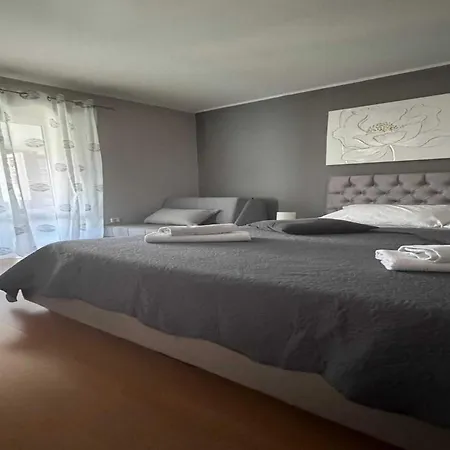 아파트 Elegant With Garden Terrace - Two Bedroom 트로기르