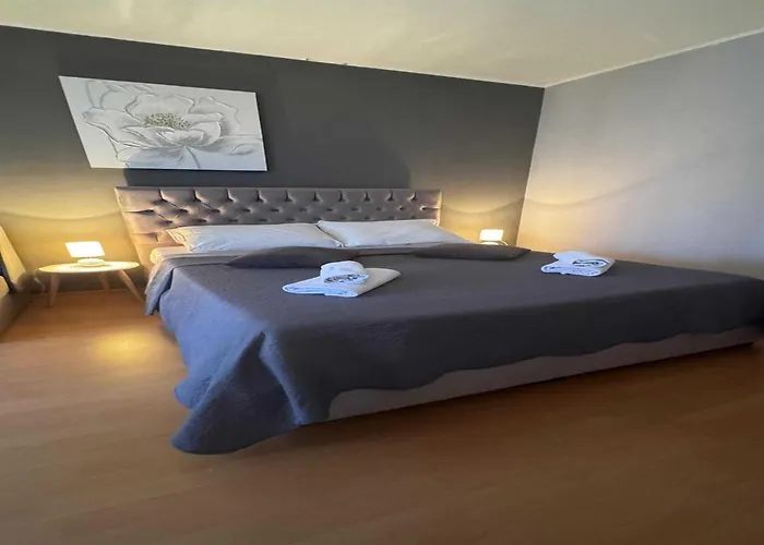 Apartment Elegant With Garden Terrace - Two Bedroom Trogir