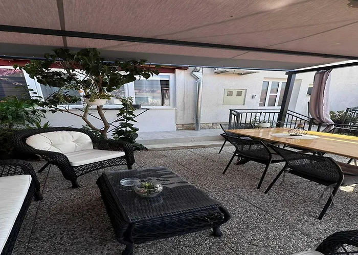 Apartment Elegant With Garden Terrace - Two Bedroom *