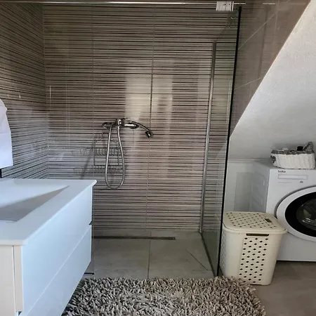 Elegant With Garden Terrace - Two Bedroom * 特罗吉尔