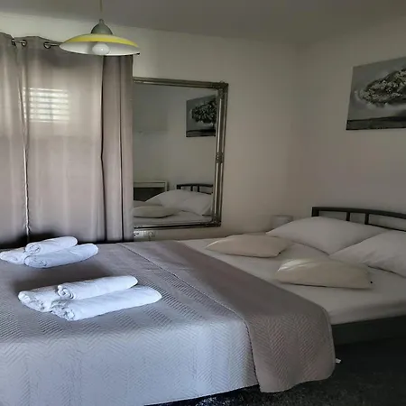 Elegant With Garden Terrace - Two Bedroom * 特罗吉尔