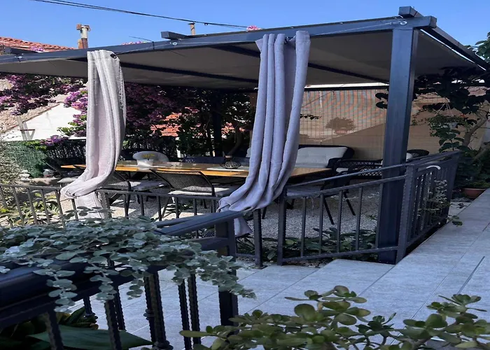 Elegant With Garden Terrace - Two Bedroom 公寓